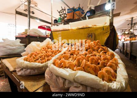 Gamberetti secchi in borse in vendita al mercato Ver o peso di Belem, nel nord del Brasile Foto Stock