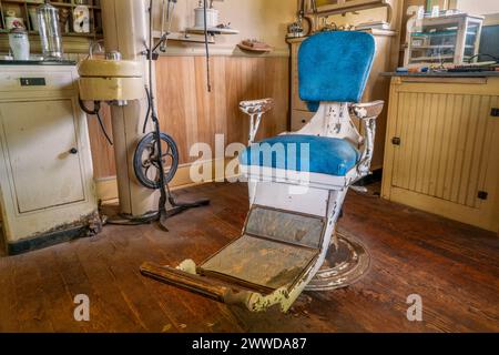 studio dentista vintage con sedia e trapano Foto Stock