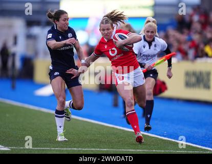 Il Galles Carys Cox sgancia Scotlands Rhona Lloyd durante la partita delle sei Nazioni femminili al Cardiff Arms Park di Cardiff. Data foto: Sabato 23 marzo 2024. Foto Stock