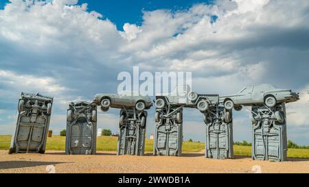 Alliance, ne, USA - 9 luglio 2017: Carhenge panorama - famosa scultura per auto creata da Jim Reinders, una replica moderna dell'usin inglese di Stonehenge Foto Stock