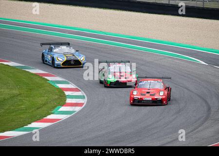 Circuito del Mugello, Italia 23/03/2024 - 12h Mugello, serie 24H. Gara parte 1. Porsche 911 GT3 Cup e Mercedes AMG in azione su pista. Foto: Fabio Pagani/Alamy Live News Foto Stock