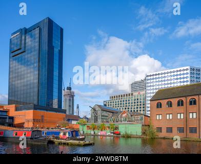 Narrowboats ormeggiato sul canal a Gas Street Basin, Birmingham, West Midlands, England, Regno Unito Foto Stock