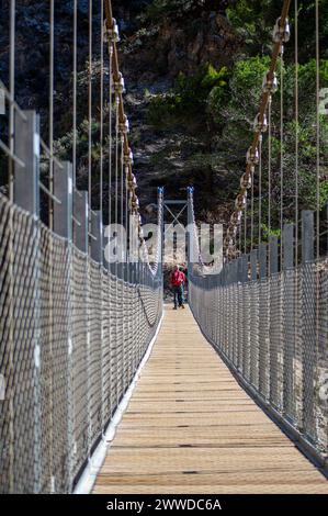 Sentiero escursionistico fino al ponte di Colgante (Puente Colgante El Saltillo) sul fiume Almanchares, Sierra Tejeda, Andalusia, Spagna Foto Stock