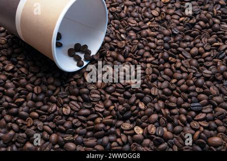 La tazza di carta rovesciata sui chicchi di caffè Foto Stock