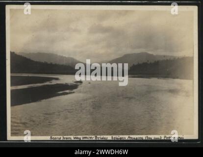 Fotografia del 1900-1910 che mostra il Wag Water Bridge tra Annette Bay e Port Maria, Giamaica, che illustra il design del ponte e il paesaggio circostante. Foto Stock