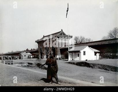 Dopo la ribellione Descrizione: Il soldato tedesco posa di fronte alla porta orientale del Tempio del cielo a Pechino in una fotografia scattata durante le conseguenze della ribellione dei Boxer. Data: c.1900 cina, soldato, cielo, pechino, ambasciata, tedesco, 1900, pugile, templeofheaven, pechino, pekin, boxerrebellion, ufficio di guerra Foto Stock