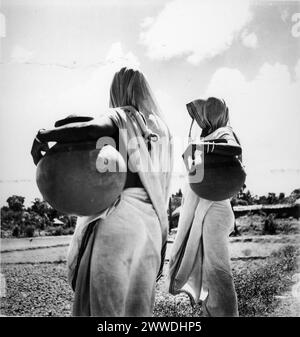 Fotografia di Cecil Beaton nel 1944 che mostra le donne bengalesi che raccolgono acqua da un pozzo di un villaggio in vasi di terracotta, presa per il Ministero dell'informazione durante la seconda guerra mondiale. Foto Stock