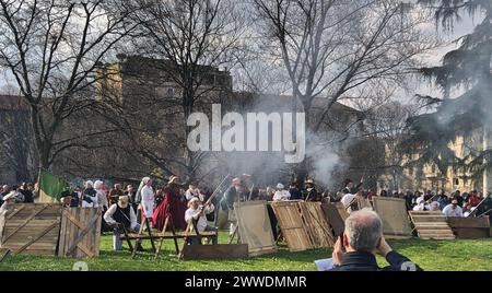 Milano, . 23 marzo 2024. Milano, 23-03-2024 la rievocazione storica dei 5 giorni di Milano 1848 si è svolta nel parco largo Marinai di Italia in costumi d'epoca, con combattimenti dal 18 al 22 marzo tra gli insorti milanesi e l'impero austro-ungarico guidato da Radezky, costretto alla ritirata. Credito: Agenzia fotografica indipendente/Alamy Live News Foto Stock