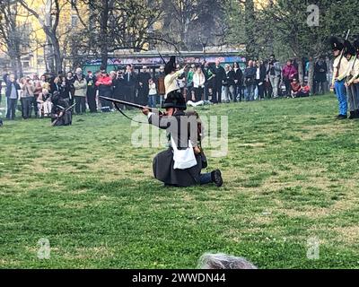 Milano, . 23 marzo 2024. Milano, 23-03-2024 la rievocazione storica dei 5 giorni di Milano 1848 si è svolta nel parco largo Marinai di Italia in costumi d'epoca, con combattimenti dal 18 al 22 marzo tra gli insorti milanesi e l'impero austro-ungarico guidato da Radezky, costretto alla ritirata. Credito: Agenzia fotografica indipendente/Alamy Live News Foto Stock