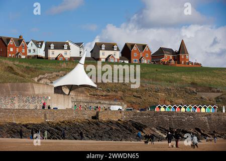 Barry Island, Galles del Sud, Regno Unito. 23 marzo 2024. La gente cammina lungo la costa questo pomeriggio. Crediti: Andrew Bartlett/Alamy Live News Foto Stock