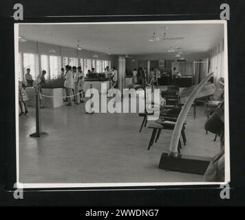 Fotografia che mostra una vista generale di una mostra al coperto nel Borneo, che espone vari manufatti, mostre ed esposizioni. Foto Stock