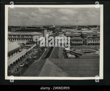 Descrizione: Station Road, Accra, guardando a nord verso Tsawan. Accra, la capitale della Gold Coast, è la casa di 150.000 persone. La città si sta sviluppando velocemente. Luogo: Gold Coast, Accra, Tsawan, Ghana Data: Gennaio 1957 africa Foto Stock