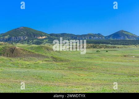 Poco montagne rocciose sopra la prairie vicino zortman, montana Foto Stock