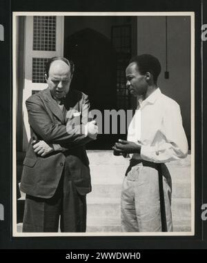 Descrizione: Il Segretario coloniale, Iain Macleod, si è rivolto con J.K. Nyerere, Presidente di Tanu e Presidente dell'Organizzazione per i membri eletti, durante la sua visita a Dar es Salaam. Luogo: Dar es Salaam, Tanganica Data: Dicembre 1959 africa Foto Stock