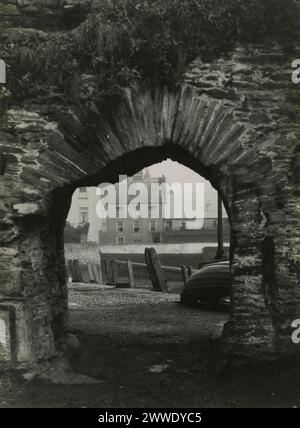 Una fotografia di Old Dartmouth, Devon, scattata tra il 1926 e il 1942, che mostra un angolo storico della città costiera. L'immagine cattura l'architettura tradizionale e i dintorni del porto caratteristici di Dartmouth all'inizio del XX secolo. Foto Stock