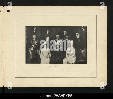 Descrizione: The Reign of King George V. A Brief Survey. Descrizione: La famiglia reale. Foto di Elliott & Fry ltd. asia, malesia, asiathrough alens Foto Stock