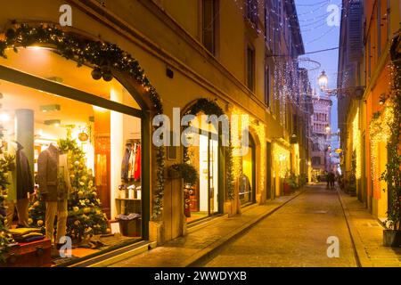 Vista su viuzze con illuminazione natalizia di notte Parma d'Italia Foto Stock