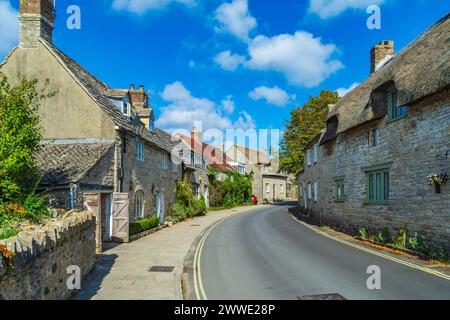West Street, Corfe Castle, Regno Unito - 14 settembre 2023: Una strada di case in pietra nel villaggio. Foto Stock