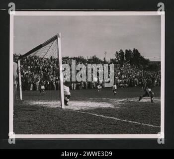 Fotografia che mostra il calcio, o calcio di associazione, giocato alle Bermuda durante gli anni '1950, evidenziando la sua popolarità come sport invernale sull'isola. Foto Stock