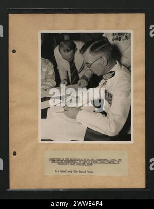 Il 21 gennaio 1948, a King's House, Kuala Lumpur, sua Eccellenza Sir Edward Gent firmò l'accordo della Federazione della Malesia e gli accordi statali, rappresentando l'amministrazione coloniale ufficiale. Foto Stock