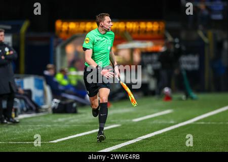 Leeuwarden, Paesi Bassi. 23 marzo 2024. LEEUWARDEN, PAESI BASSI - 23 MARZO: L'assistente arbitro Marco Ribbink corre a margine durante la partita olandese Keuken Kampioen Divisie tra SC Cambuur e SC Telstar a Cambuurstadion il 23 marzo 2024 a Leeuwarden, Paesi Bassi. (Foto di Pieter van der Woude/Orange Pictures) credito: Orange Pics BV/Alamy Live News Foto Stock