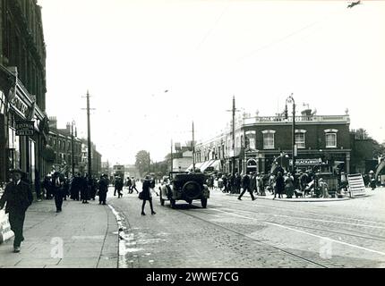 Fotografata da Dixon-Scott tra il 1926 e il 1942, questa immagine cattura una strada principale a Leyton, allora parte dell'Essex e ora nell'East London, mostrando la vita quotidiana urbana prima della seconda guerra mondiale Foto Stock