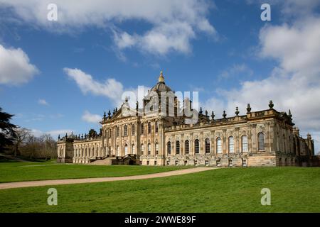 CASTLE HOWARD, YORK, REGNO UNITO - 23 MARZO 2024. Un panorama paesaggistico della facciata anteriore del Castello Howard Stregely House sulle colline Howardiane con il sole Foto Stock