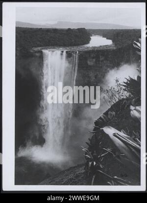 Descrizione: Guyana britannica. "Vista generale delle cascate Kaieteur sul fiume Potaro". Fotografia n. K 13266 Fotografia ufficiale della Guyana britannica compilata dall'Ufficio centrale delle informazioni. Dichiarazione pubblicitaria sul retro. Luogo: Guyana Britannica Data: [1955] guyana, caraibi, caribbeanthrough alens Foto Stock