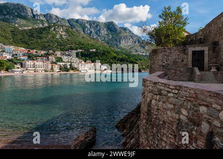 Spiaggia di Ivano Vidoni (spiaggia di Sveti Stefan) dall'isola di Sveti Stefan, vicino a Budva, Montenegro Foto Stock