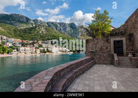 Spiaggia di Ivano Vidoni (spiaggia di Sveti Stefan) dall'isola di Sveti Stefan, vicino a Budva, Montenegro Foto Stock