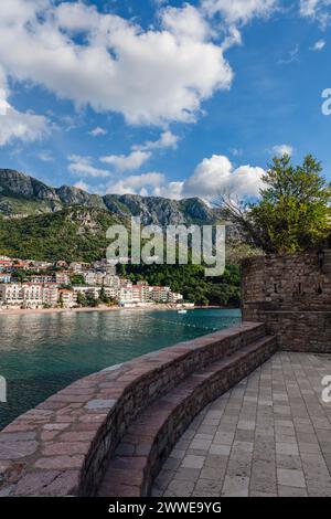 Spiaggia di Ivano Vidoni (spiaggia di Sveti Stefan) dall'isola di Sveti Stefan, vicino a Budva, Montenegro Foto Stock