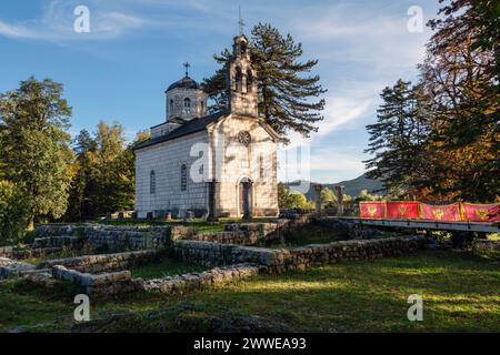 La Chiesa di Corte con le rovine del vecchio monastero in primo piano, Ćipur, Cetinje, Montenegro Foto Stock