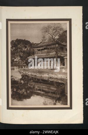 Descrizione: The Ying Tai - The Island Palace. Luogo: Pechino, Cina Data: 1920 cina, asia, asiathrough alens Foto Stock