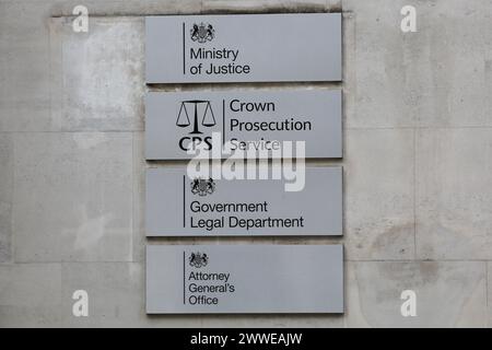 Londra, Regno Unito. 20 marzo 2024. Cartelli visibili fuori 102 Petty France a Westminster, nel centro di Londra. Gli uffici del Ministero della giustizia, del Crown Prosecution Service, del Dipartimento legale del governo e dell'Ufficio del Procuratore generale si trovano nell'edificio 102 di Petty France. (Immagine di credito: © Steve Taylor/SOPA Images via ZUMA Press Wire) SOLO PER USO EDITORIALE! Non per USO commerciale! Foto Stock