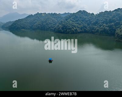 Vista aerea del lago Begnas, il terzo lago più grande del Nepal. Natura selvaggia e alberi con case circondano il lago, tipiche barche nepalesi in acqua Foto Stock