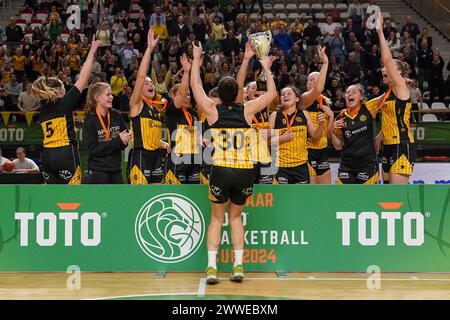 Almere, Paesi Bassi. 23 marzo 2024. ALMERE, PAESI BASSI - 23 MARZO: Grashoppers festeggia la vittoria durante la finale della TOTO Basketball Cup tra Sportiff Grasshoppers e Topkip Lions a Topsportcentrum il 23 marzo 2024 ad Almere, Paesi Bassi. (Foto di Andre Weening/Orange Pictures) credito: Orange Pics BV/Alamy Live News Foto Stock