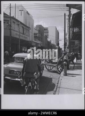 Frederick Street, la principale area commerciale del Porto di Spagna, Trinidad e Tobago, mostra edifici commerciali e attività urbana nel marzo 1961. Foto Stock
