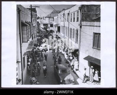 Descrizione: Barbados. Swan Street, Bridgetown. Fotografia n. D 76976 Fotografia ufficiale delle Barbados compilata dall'Ufficio centrale delle informazioni. Dichiarazione pubblicitaria sul retro. Copyright Crown riservato. Luogo: Barbados Data: 1955 Mar barbados, caraibi, caribbeanthrough alens Foto Stock