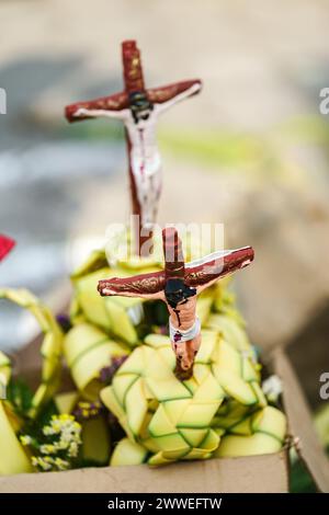 Antigua, Guatemala. 23 marzo 2024. Dettagli dei mazzi di palme fatti a mano in preparazione per la domenica delle Palme come devoti fuori dal Santuario San Felipe de Jesús, 23 marzo 2024 ad Antigua, Guatemala. Le sontuose processioni, le dettagliate alfombre e le tradizioni secolari attraggono oltre 1 milione di persone nell'antica capitale. Crediti: Richard Ellis/Richard Ellis/Alamy Live News Foto Stock