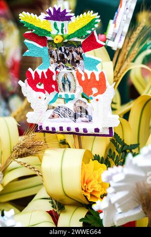 Antigua, Guatemala. 23 marzo 2024. Dettagli dei mazzi di palme fatti a mano in preparazione per la domenica delle Palme come devoti fuori dal Santuario San Felipe de Jesús, 23 marzo 2024 ad Antigua, Guatemala. Le sontuose processioni, le dettagliate alfombre e le tradizioni secolari attraggono oltre 1 milione di persone nell'antica capitale. Crediti: Richard Ellis/Richard Ellis/Alamy Live News Foto Stock