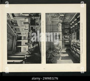 La camera del Consiglio legislativo all'interno del Parlamento di città del Capo, in Sudafrica, contiene posti a sedere e scrivanie per i membri parlamentari e le riunioni legislative formali. Foto Stock