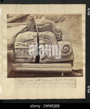 Padiglione nord-ovest dell'Abhayagiri Dagoba ad Anuradhapura, Ceylon, con gradini di pietra ad ala sud scavati nella primavera del 1874. Foto Stock