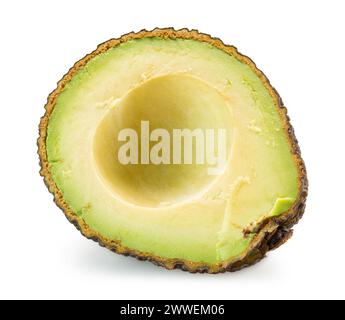 metà di avocado isolato su fondo bianco. Tracciato di ritaglio. Foto Stock
