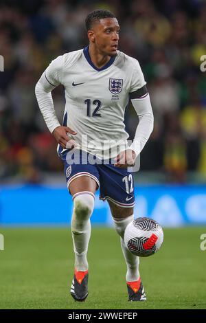 Londra, Regno Unito. 23 marzo 2024. L'Inghilterra Ezri Konsa rompe con il pallone durante l'amichevole internazionale Inghilterra contro Brasile allo stadio di Wembley, Londra, Regno Unito, 23 marzo 2024 (foto di Gareth Evans/News Images) a Londra, Regno Unito, il 23/3/2024. (Foto di Gareth Evans/News Images/Sipa USA) credito: SIPA USA/Alamy Live News Foto Stock