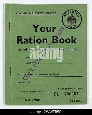 Il tuo libro di razione Descrizione: Libro di razione per bambini di esempio. Nel corso degli anni '1940 (e per nove anni dopo la fine della guerra) ogni uomo donna e bambino in Gran Bretagna possedeva libri di razioni di coupon per cibo e abbigliamento. Si ritiene che la dieta attentamente formulata del Ministero dell'alimentazione abbia migliorato la salute della nazione. Data: Cibo della seconda guerra mondiale, seconda guerra mondiale, bambini, seconda guerra mondiale, commercio marittimo, razionamento, libro di razionamento, ministero Foto Stock