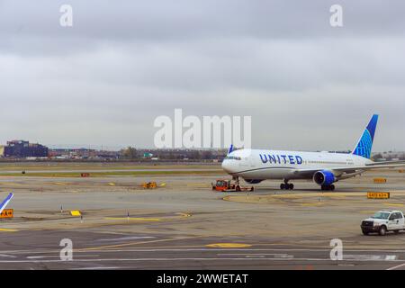 30 ottobre 2023 EWR Newark NJ US United Airlines aerei taxi in pista dopo l'atterraggio all'aeroporto al terminal Foto Stock