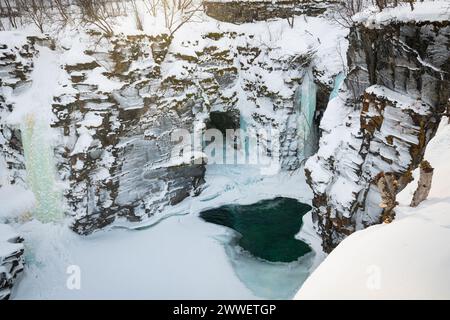 Ghiaccioli di cascate ghiacciate nella gola di Abiskojakka nel Parco Nazionale di Abisko, Svezia settentrionale. Foto Stock