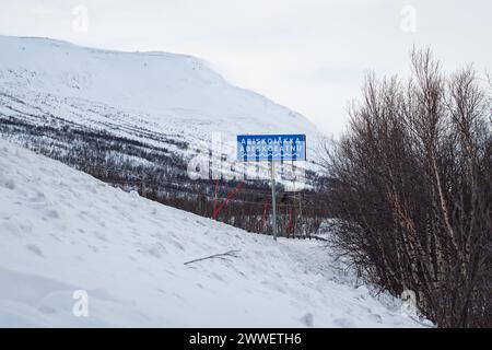 Cartello indicante la Gola di Abisko (svedese: Abiskojåkka) in un paesaggio innevato nel Parco Nazionale di Abisko, Svezia. Foto Stock