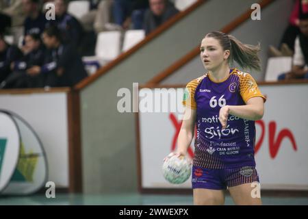 Gijón, Spagna, 23 marzo 2024: La giocatrice di Motive.co Gijón Balonmano la Calzada, Dorottya Margit (66) con la palla durante la 22a partita della Liga Guerreras Iberdrola 2023-24 tra Motive.co Gijón Balonmano la Calzada e il KH-7 BM. Granollers, il 23 marzo 2024, al la Arena Pavilion, a Gijón, Spagna. Crediti: Alberto Brevers / Alamy Live News. Foto Stock