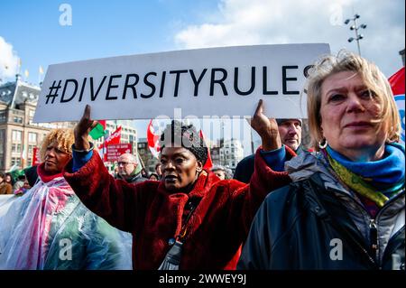 Amsterdam, Paesi Bassi. 23 marzo 2024. Si vede una donna che tiene un cartello a sostegno della diversità. Le persone si sono riunite in piazza Dam ad Amsterdam per chiedere diversità, solidarietà e contro ogni forma di razzismo e discriminazione per celebrare la giornata dell'eliminazione della discriminazione razziale. Credito: SOPA Images Limited/Alamy Live News Foto Stock